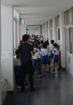 避難するために廊下に並んでいる様子